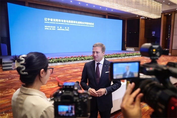 2024年4月26日，寶馬集團(tuán)董事長(zhǎng)齊普策在遼寧省沈陽(yáng)市與寶馬集團(tuán)深化戰(zhàn)略合作簽約儀式現(xiàn)場(chǎng)接受采訪。新華社記者潘昱龍攝