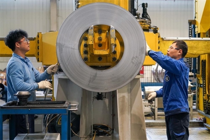 2023年3月16日，工人在位于太倉(cāng)市高新區(qū)的威爾斯新材料（太倉(cāng)）有限公司生產(chǎn)車間內(nèi)進(jìn)行加工作業(yè)。新華社記者李博攝