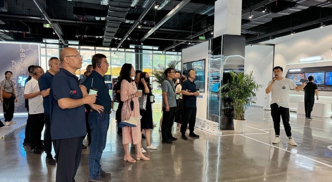 人民網(wǎng)“夢(mèng)幻靈境”AI展演中心講解。人民網(wǎng) 王戰(zhàn)雄攝