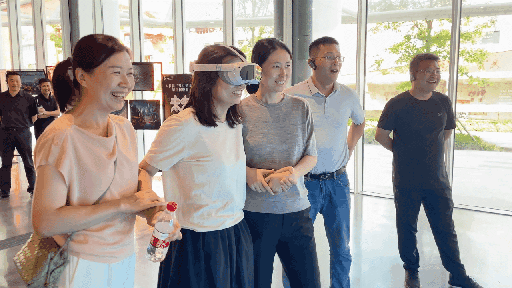 研學(xué)團(tuán)成員正在用VR眼鏡體驗(yàn)。人民網(wǎng) 王戰(zhàn)雄攝