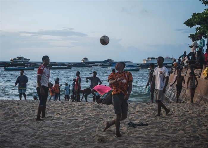 2023年12月31日，人們?cè)谔股Ｄ醽喩＝o巴爾島海濱踢球。新華社記者王冠森攝