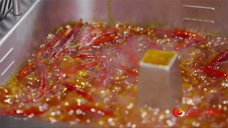 成都麻辣火鍋。人民網(wǎng)記者 張榮攝