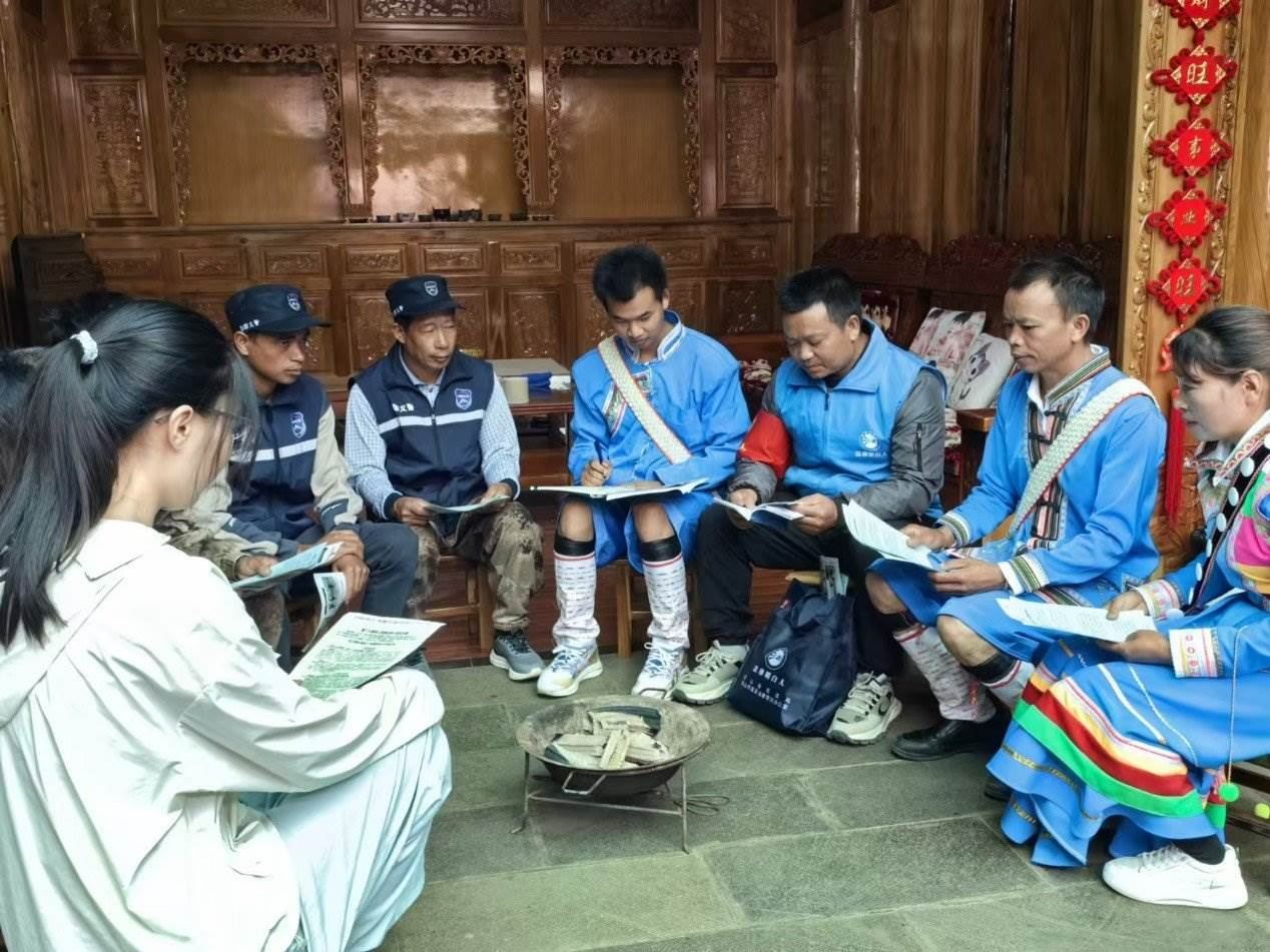 騰沖市猴橋鎮(zhèn)猴橋村國(guó)門新村舉辦火塘?xí)?。人民網(wǎng)記者 孝金波攝