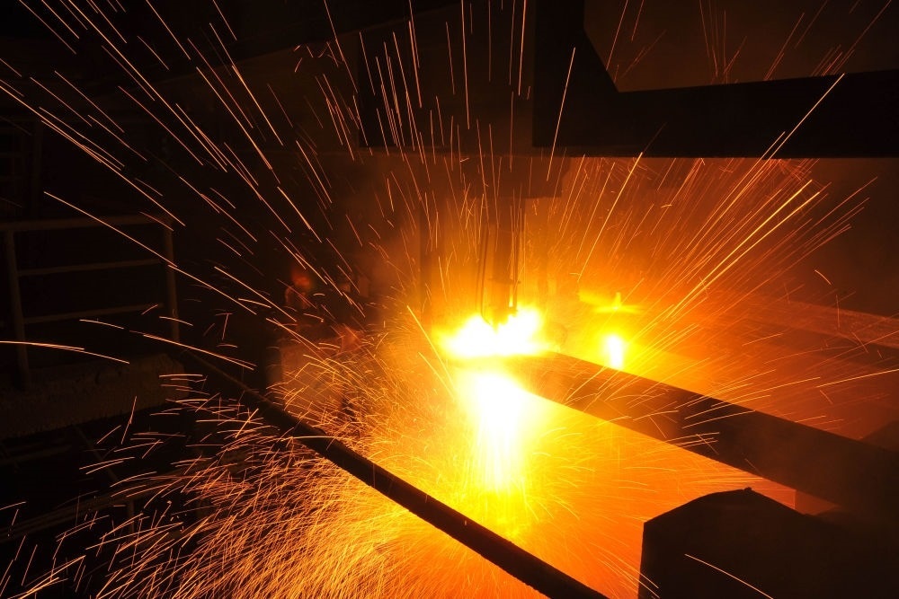 2015年3月10日，東北特鋼集團(tuán)大連基地生產(chǎn)的合金鋼連鑄坯進(jìn)行定尺切割。新華社發(fā)