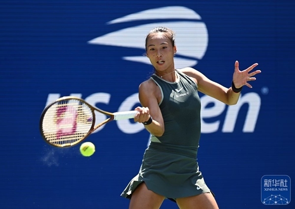 鄭欽文在比賽中回球。新華社記者 李睿 攝