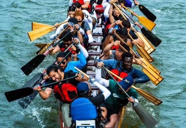 “熊貓叨叨”團(tuán)隊參加龍舟比賽。