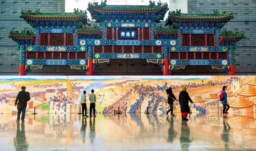 △2022年1月，觀眾在首都博物館參觀“穿越時(shí)空的大運(yùn)河”數(shù)字影像展。