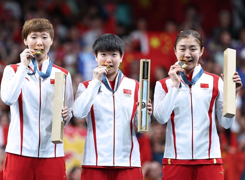 冠軍中國(guó)隊(duì)選手王曼昱、孫穎莎、陳夢(mèng)（從左至右）在巴黎奧運(yùn)會(huì)乒乓球女子團(tuán)體頒獎(jiǎng)儀式上（2024年8月10日攝）。新華社記者 王東震 攝