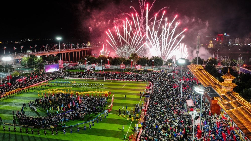 2024全國(guó)“村晚”示范展示活動(dòng)暨貴州“村超村晚”舉行音樂(lè)煙花秀表演（無(wú)人機(jī)照片，2024年2月3日攝）。新華社記者 劉續(xù) 攝