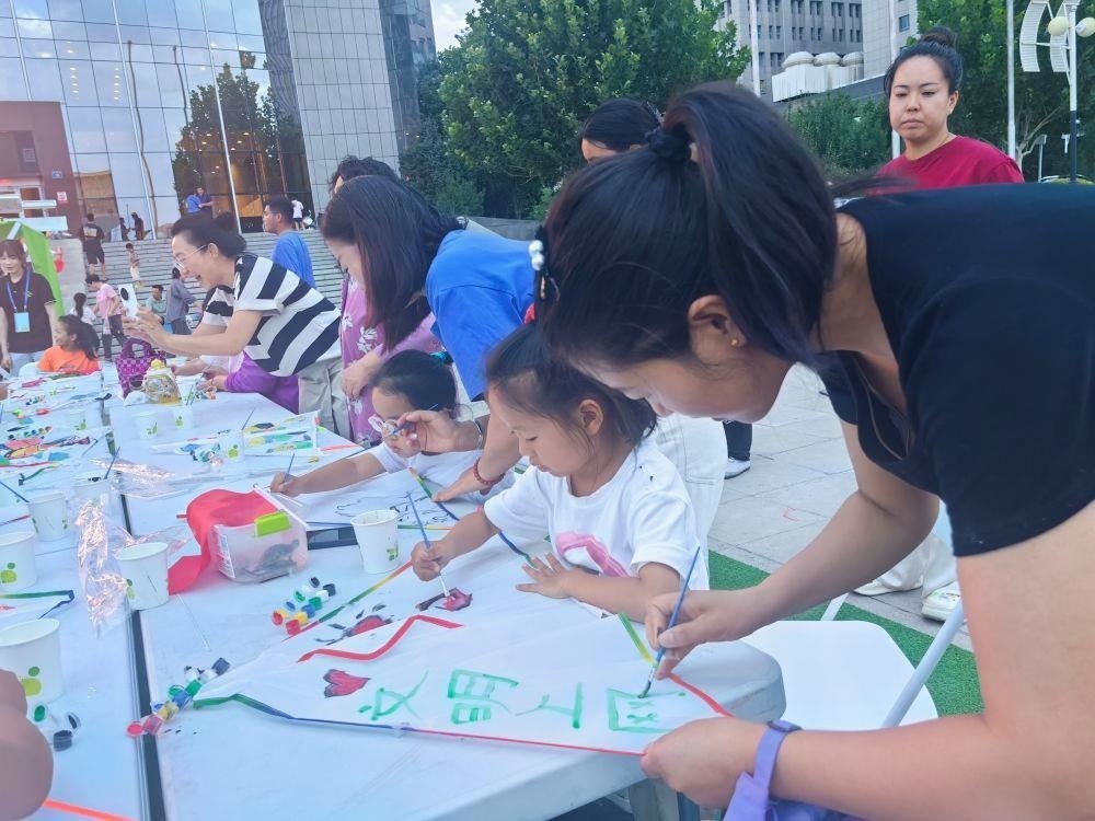 △家長(zhǎng)與孩子一起參與“文明上網(wǎng)”系列主題活動(dòng)。