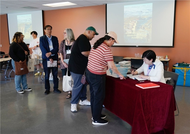 作者顧春芳在活動(dòng)現(xiàn)場簽名贈(zèng)書。羅先勇攝