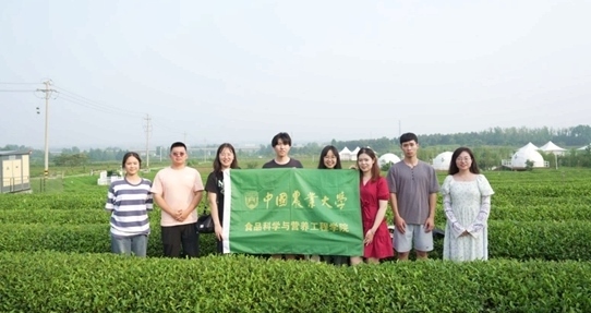 在山東日照，中國農(nóng)業(yè)大學食品學院實踐團就農(nóng)業(yè)生產(chǎn)智能化設備、肥料選用等問題開展實地調(diào)研，并面向300余名村民陸續(xù)開展4次科普宣講。校方供圖