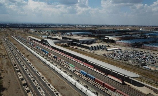 這是2023年9月在肯尼亞首都內(nèi)羅畢拍攝的蒙內(nèi)鐵路內(nèi)羅畢站（無人機(jī)照片）。新華社記者 韓旭 攝