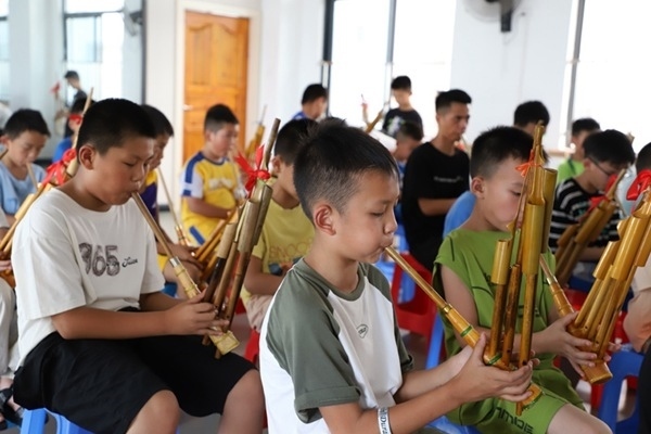 孩子們在學(xué)吹蘆笙。融水縣文化館供圖