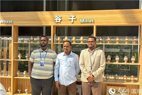 研討班成員在聽取講解后合影留念。人民網(wǎng) 曹欣悅攝