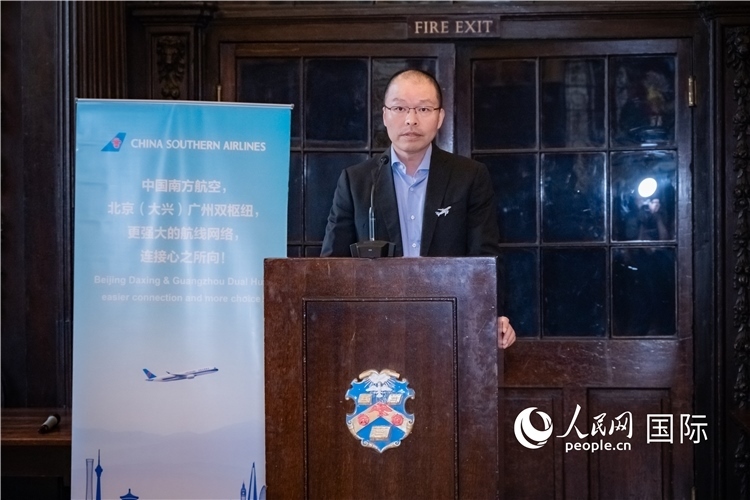圖為中國南方航空倫敦營業(yè)部總經(jīng)理陳珂致辭。人民網(wǎng) 郭錦標(biāo)攝