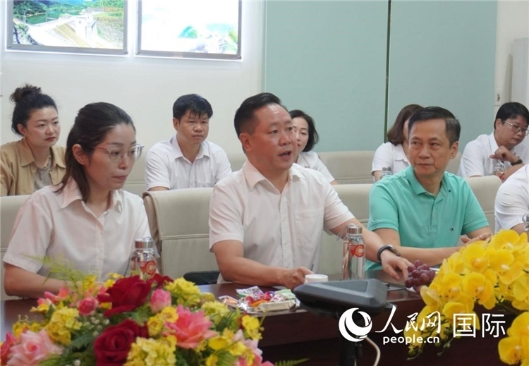 越中電力公司董事長(zhǎng)李志雄（前排左二）介紹越南電力情況。葛沙莎攝