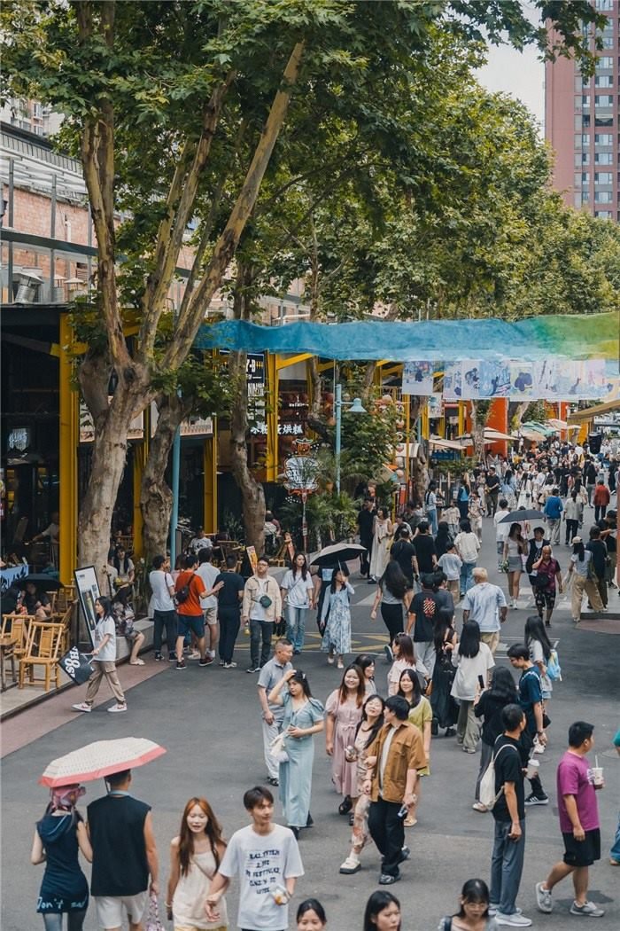 北街美食區(qū)是東郊記憶園區(qū)集美食、文化與休閑于一體的特色區(qū)域，為游客和當(dāng)?shù)鼐用裉峁┝素S富多樣的餐飲選擇。資料圖片