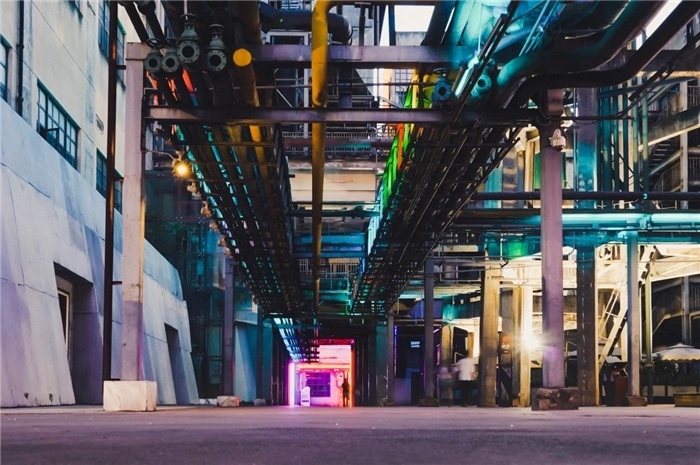 東郊記憶園區(qū)工業(yè)橫街完整地保留了園區(qū)的工業(yè)元素，如工業(yè)煙囪、動力管廊架和水塔等，形成了園區(qū)獨特的工業(yè)風(fēng)景線。資料圖片