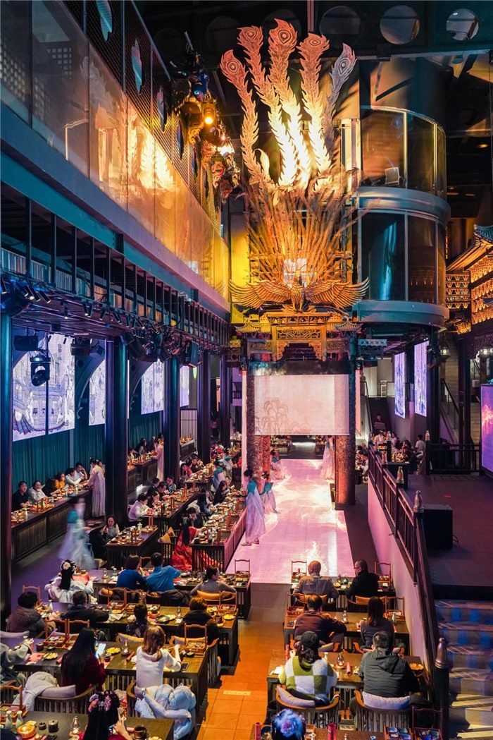 東郊記憶園區(qū)內(nèi)以蜀地文化為創(chuàng)作背景，溯源中國傳統(tǒng)宴飲儀禮打造的全景沉浸式漢文化主題餐秀。成都傳媒集團(tuán)供圖