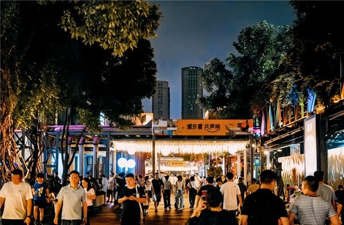 夜幕下的東郊記憶園區(qū)人流如織，熱度不減。資料圖片