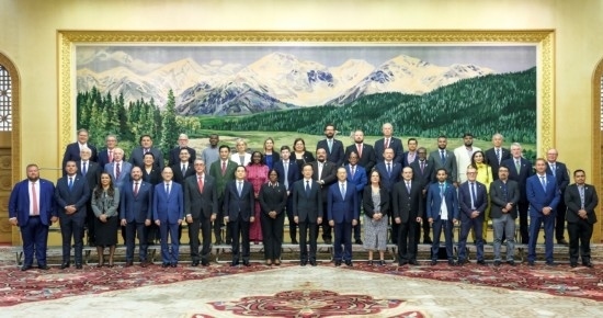  8月30日，國(guó)家副主席韓正在北京集體會(huì)見(jiàn)出席2024年國(guó)際議員友好交流論壇的各國(guó)代表。新華社記者 丁林 攝