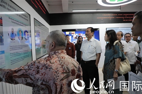 印尼對華合作牽頭人、統(tǒng)籌部長盧胡特（中）參觀中國—印尼新能源材料與冶金工程技術(shù)聯(lián)合研究實(shí)驗(yàn)室。人民網(wǎng)記者曹師韻攝