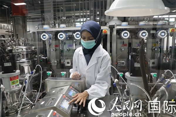 中國—印尼新能源材料與冶金工程技術(shù)聯(lián)合研究實(shí)驗(yàn)室內(nèi)，研究人員正在工作。人民網(wǎng)記者曹師韻攝