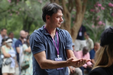 意大利逆流外交網(wǎng)站總編輯亞歷山大·比安奇學(xué)習(xí)青城太極。（李佩藺 攝）