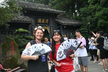 媒體考察團(tuán)成員在都江堰清溪園合影留念。（陳斌 攝）