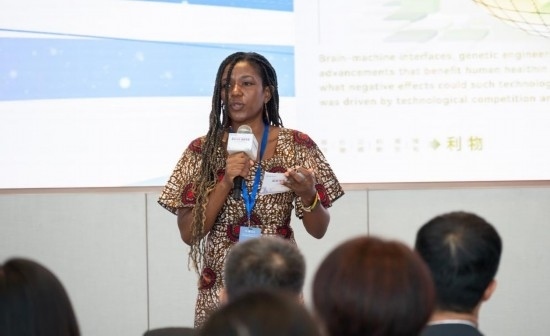 8月29日，在第二屆清華國際青年對話論壇活動上，來自烏干達的媒體人詹尼弗·阿西姆韋分享中國之旅的感悟。新華社發(fā)（畢尚宏攝）