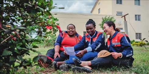 在肯尼亞內(nèi)羅畢，非洲之星鐵路運營公司工電部電子設(shè)備檢修工區(qū)工長陳玲（右）在休息時教學(xué)員唱中文歌曲（2023 年 5 月 23 日攝） 王冠森攝 / 本刊