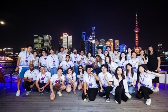 8月21日，中外青年在上海參觀時合影留念。新華社發(fā)（清華大學供圖）