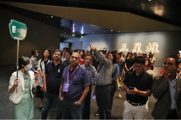 8月31日，亞洲媒體考察團參訪三星堆博物館?！吨袊?jīng)濟周刊》記者肖翊攝