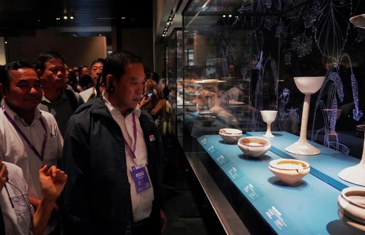 8月31日，亞洲媒體考察團參訪三星堆博物館。左一為老撾博利坎賽省新聞文化旅游廳廳長頌通·威本康。《人民日報海外版》記者喬宇攝