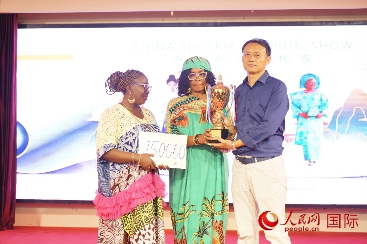 中國駐尼日利亞使館文化參贊兼中國文化中心主任李旭大（右）為最佳表現(xiàn)獎頒獎（中）。人民網(wǎng)記者 姜宣攝