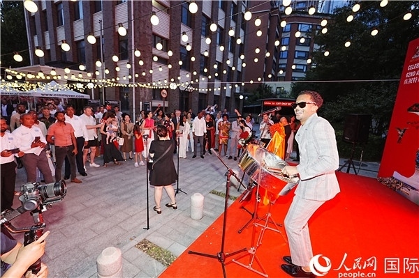 來自特多的藝術(shù)家在慶祝儀式上表演特多鋼鼓。人民網(wǎng)記者 趙益普攝