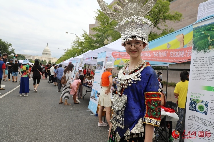 在第22屆美國(guó)華盛頓“中國(guó)文化節(jié)”上，一名當(dāng)?shù)孛癖娚泶┲袊?guó)少數(shù)民族服飾。人民網(wǎng)記者 李志偉攝
