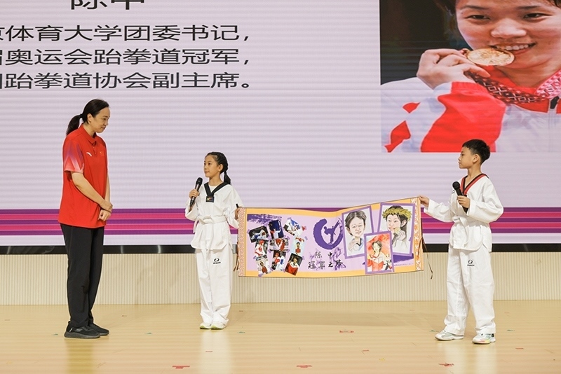 兩位學生小記者對話陳中老師。學校供圖