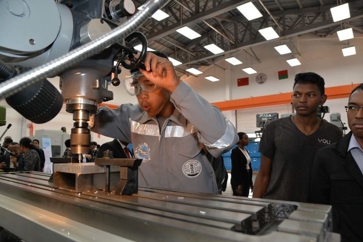 2024年4月26日，在馬達加斯加首都塔那那利佛，塔那那利佛大學理工學院的學生在魯班工坊操作設備。新華社發(fā)（西塔卡·拉喬納里松攝）