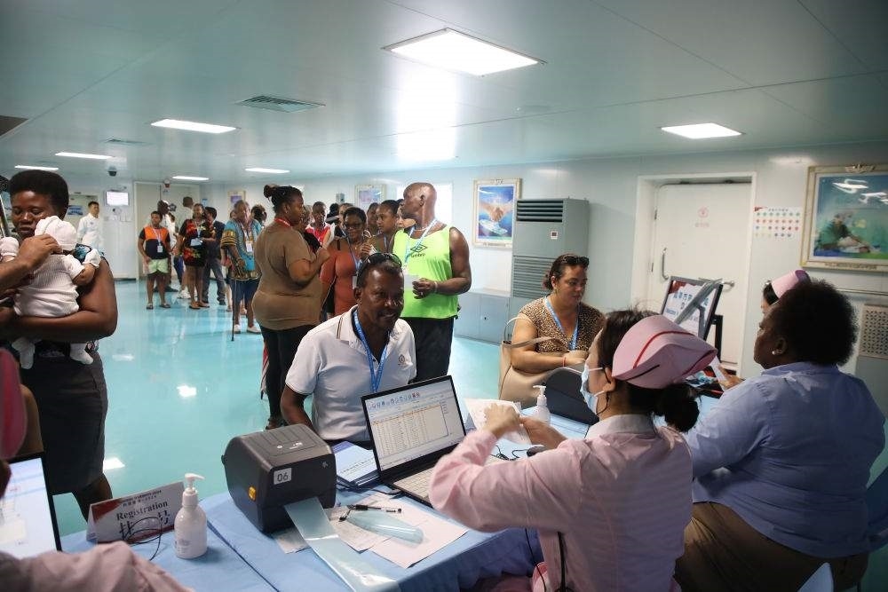 2024年7月8日，塞舌爾民眾在中國海軍“和平方舟”號醫(yī)院船上排隊(duì)就診。