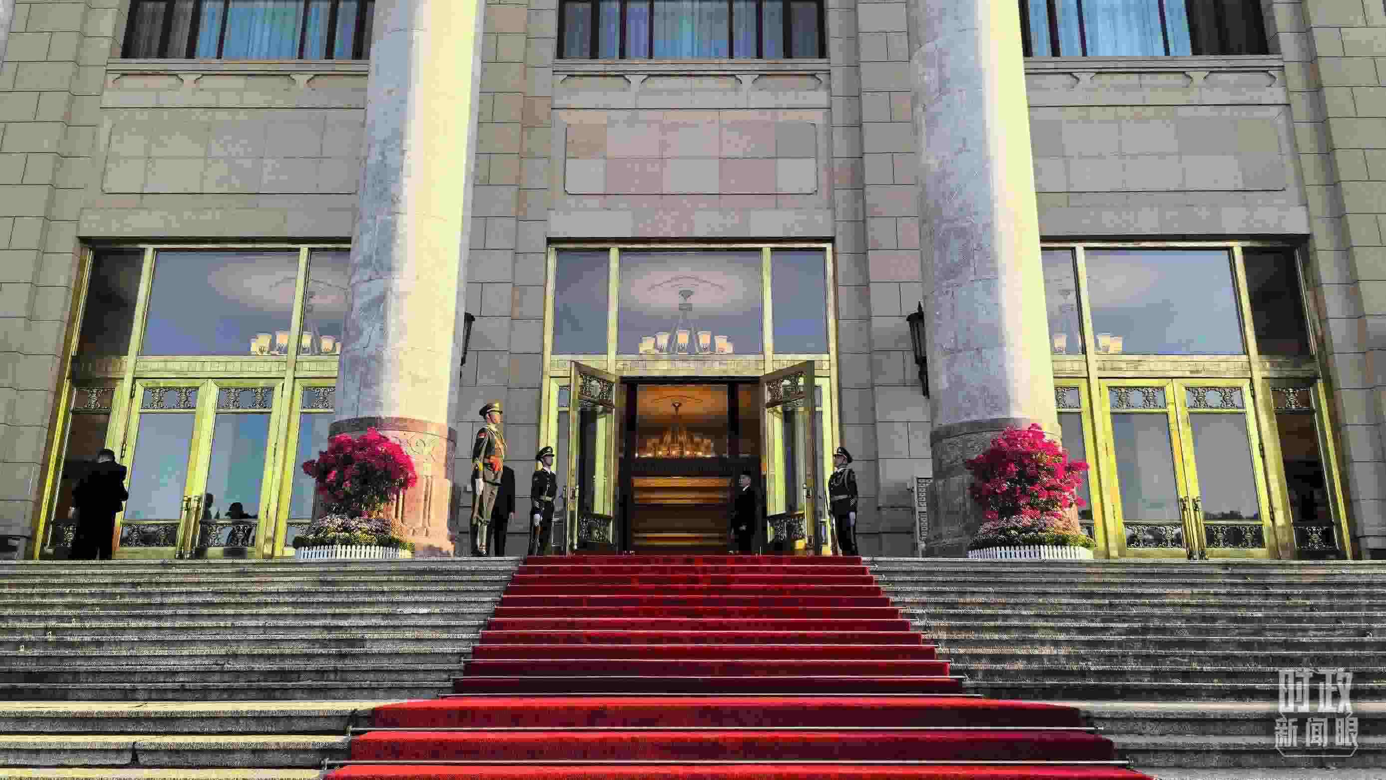 △人民大會堂外，禮兵列隊迎接貴賓。（總臺央視記者陸泓宇拍攝）