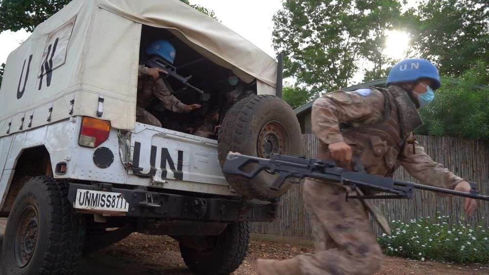 2022年7月27日，中國第八批赴南蘇丹（朱巴）維和步兵營百人防暴隊(duì)抵達(dá)預(yù)定區(qū)域，進(jìn)行綜合防衛(wèi)演練。針對南蘇丹社會安全問題及近期在剛果（金）東部地區(qū)發(fā)生的針對聯(lián)合國剛果（金）穩(wěn)定特派團(tuán)的抗議示威活動，中國第八批赴南蘇丹（朱巴）維和步兵營于日前組織UN HOUSE（聯(lián)合國之家）綜合防衛(wèi)演練，以應(yīng)對可能出現(xiàn)的難民涌入、營門遇襲、暴恐威脅等突發(fā)情況。