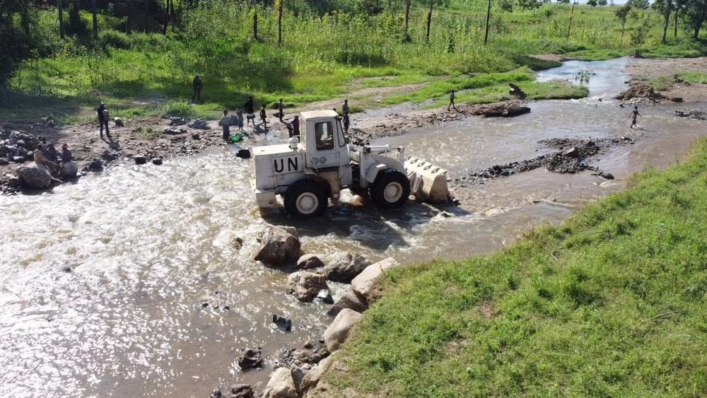 2023年6月7日，在剛果（金）南基伍省卡萊亥地區(qū)，中國第26批赴剛果（金）維和工兵分隊(duì)官兵進(jìn)行施工作業(yè)。
