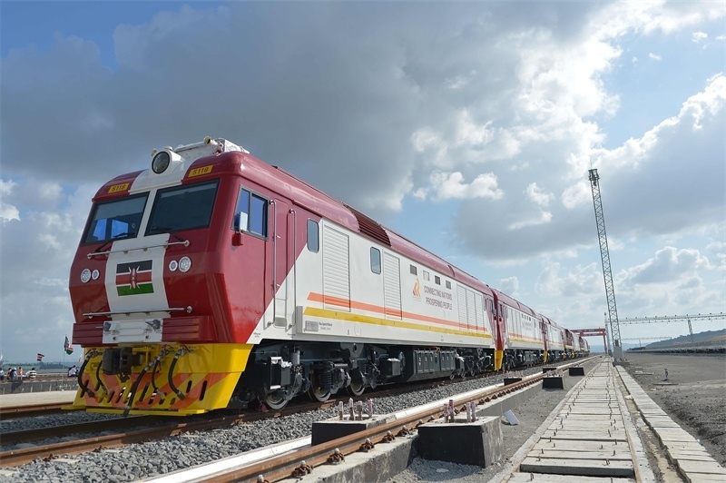 當(dāng)?shù)貢r間2017年5月30日，肯尼亞蒙巴薩，連接肯尼亞港口城市蒙巴薩和首都內(nèi)羅畢的蒙內(nèi)鐵路正式竣工通車。