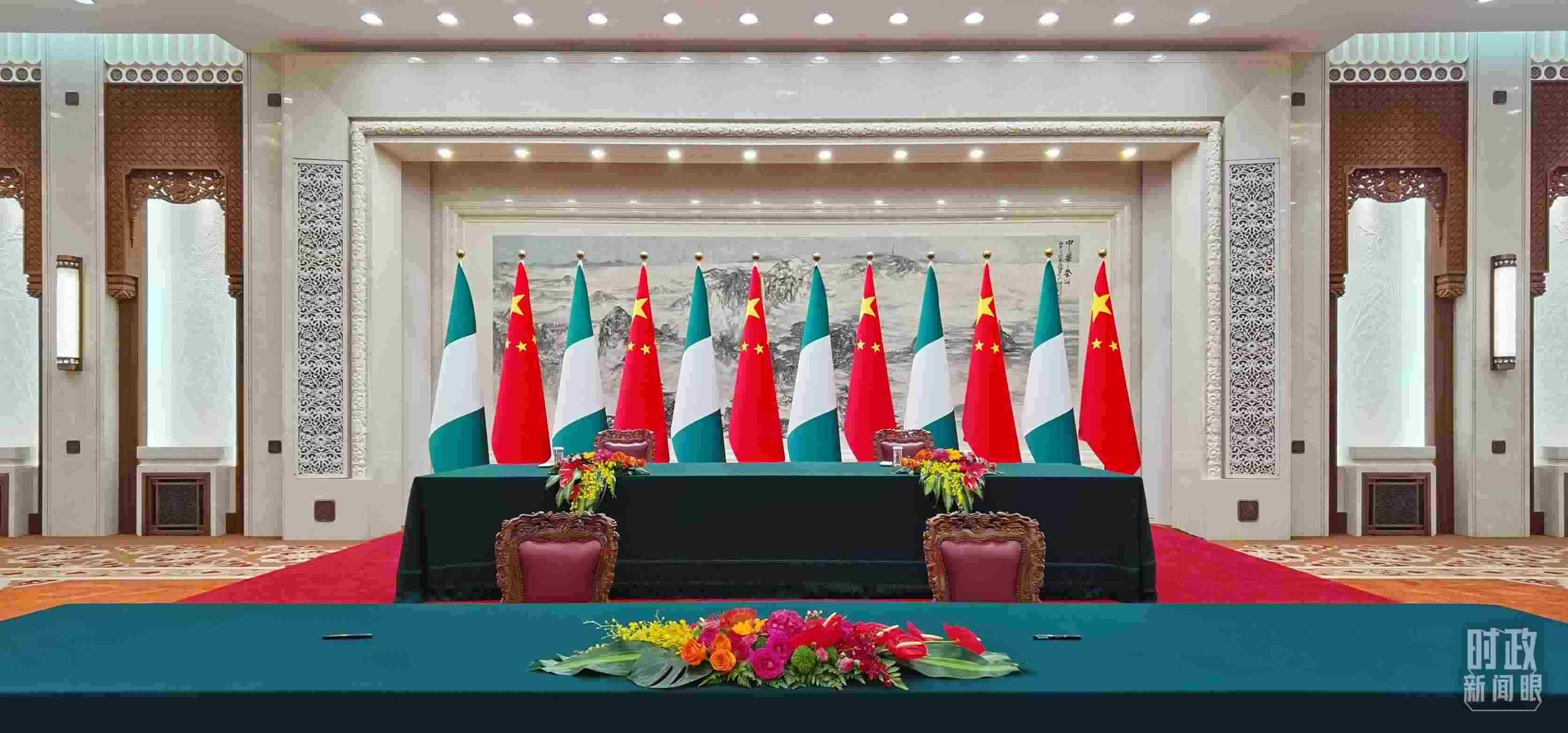  △中尼兩國(guó)元首在這里共同見證簽署多項(xiàng)雙邊合作文件，這是開始前的現(xiàn)場(chǎng)。（總臺(tái)央視記者郭鴻拍攝）