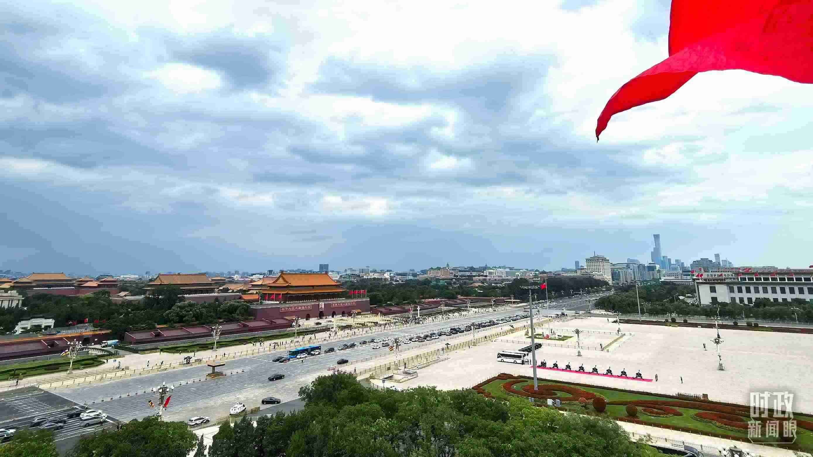 △北京長(zhǎng)安街兩側(cè)懸掛中非合作論壇成員旗幟。（總臺(tái)央視記者張垚拍攝）