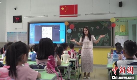 圖為衡水市新苑小學(xué)，老師正在給學(xué)生講開學(xué)第一課的內(nèi)容。王天祥 攝