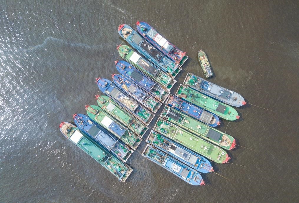 9月4日，船只在海南省?？谑行赂鄞a頭?？勘茱L(fēng)（無人機(jī)照片）。新華社記者 蒲曉旭 攝