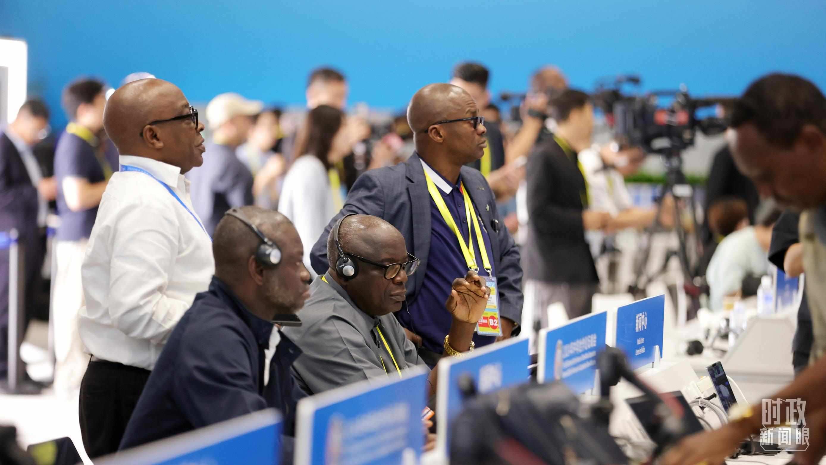  △媒體記者在人民大會(huì)堂和新聞中心參與峰會(huì)報(bào)道。（總臺(tái)央視記者范一鳴、魏幫軍拍攝）